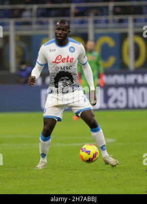 Stade San Siro, Milan, Italie.21 novembre 2021.Série Une ligue de football, Inter Milan contre Napoli; Kalidou Koulibaly de Napoli crédit: Action plus Sports/Alamy Live News Banque D'Images