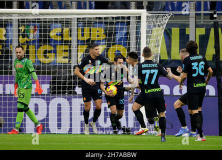 Stade San Siro, Milan, Italie.21 novembre 2021.Serie Une ligue de football, Inter Milan contre Napoli; Hakan Calhanoglu de l'Inter célèbre après avoir obtenu 1 - 1 dans la 25ème minute crédit: Action plus Sports/Alamy Live News Banque D'Images