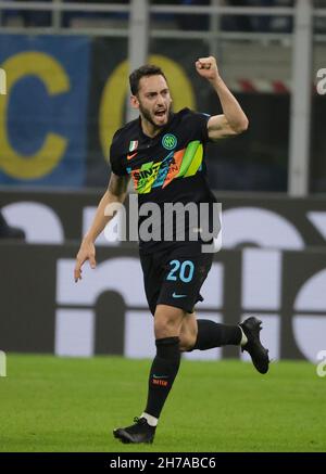 Stade San Siro, Milan, Italie.21 novembre 2021.Serie Une ligue de football, Inter Milan contre Napoli; Hakan Calhanoglu de l'Inter célèbre après avoir obtenu 1 - 1 dans la 25ème minute crédit: Action plus Sports/Alamy Live News Banque D'Images