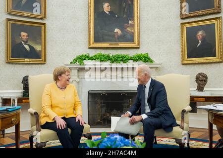 WASHINGTON DC, États-Unis - 15 juillet 2021 - le président Joe Biden rencontre en privé la chancelière allemande Angela Merkel le jeudi 15 juillet 2021, dans l'Oval O. Banque D'Images