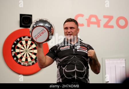 Gerwyn Price pose avec trophée après avoir remporté son match en finale contre Peter Wright au Aldersley Leisure Village, Wolverhampton.Date de la photo: Dimanche 21 novembre 2021. Banque D'Images