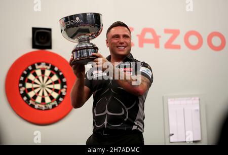 Gerwyn Price pose avec trophée après avoir remporté son match en finale contre Peter Wright au Aldersley Leisure Village, Wolverhampton.Date de la photo: Dimanche 21 novembre 2021. Banque D'Images