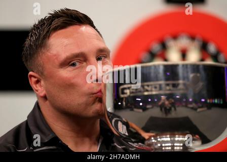 Gerwyn Price pose avec trophée après avoir remporté son match en finale contre Peter Wright au Aldersley Leisure Village, Wolverhampton.Date de la photo: Dimanche 21 novembre 2021. Banque D'Images