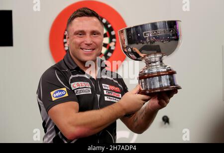 Gerwyn Price pose avec trophée après avoir remporté son match en finale contre Peter Wright au Aldersley Leisure Village, Wolverhampton.Date de la photo: Dimanche 21 novembre 2021. Banque D'Images