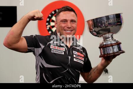 Gerwyn Price pose avec trophée après avoir remporté son match en finale contre Peter Wright au Aldersley Leisure Village, Wolverhampton.Date de la photo: Dimanche 21 novembre 2021. Banque D'Images