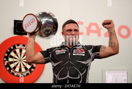 Gerwyn Price pose avec trophée après avoir remporté son match en finale contre Peter Wright au Aldersley Leisure Village, Wolverhampton.Date de la photo: Dimanche 21 novembre 2021. Banque D'Images