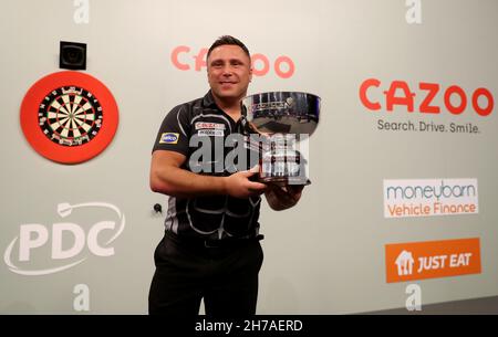 Gerwyn Price pose avec trophée après avoir remporté son match en finale contre Peter Wright au Aldersley Leisure Village, Wolverhampton.Date de la photo: Dimanche 21 novembre 2021. Banque D'Images