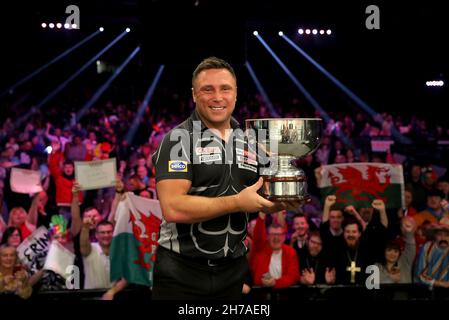 Gerwyn Price pose avec trophée après avoir remporté son match en finale contre Peter Wright au Aldersley Leisure Village, Wolverhampton.Date de la photo: Dimanche 21 novembre 2021. Banque D'Images