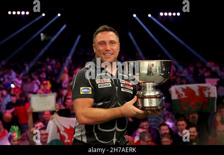 Gerwyn Price pose avec trophée après avoir remporté son match en finale contre Peter Wright au Aldersley Leisure Village, Wolverhampton.Date de la photo: Dimanche 21 novembre 2021. Banque D'Images