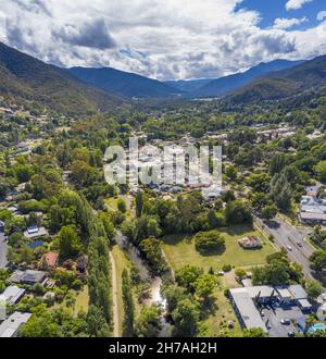 Une vue aérienne de la belle ville de Bright dans les Alpes victoriennes, Australie Banque D'Images