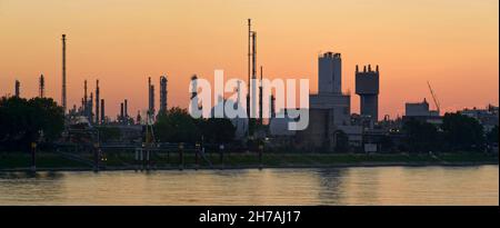 ALLEMAGNE, RHÉNANIE-PALATINAT, LUDWIGSHAFEN AM RHEIN, LE RHIN ET LES USINES DE BASF AU CRÉPUSCULE Banque D'Images