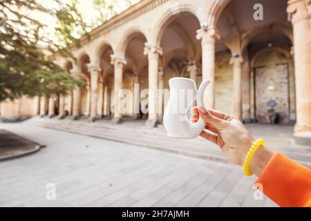 Tasse blanche pour boire de l'eau minérale chaude thérapeutique sur le fond d'une galerie avec des colonnes.Une station pour le traitement de disea gastro-intestinale Banque D'Images