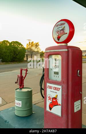 Pompeurs à gaz à la station-service emblématique de la célèbre route 66 Tucumcari USA Banque D'Images