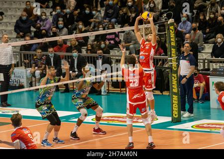 Ravenne, Italie.21 novembre 2021.Mateusz Biernat (Ravenna) pendant Consar Ravenna vs Sir Safety Conad Perugia, Volleyball Italien Serie A Men SuperLeague Championship Championship à Ravenna, Italie, novembre 21 2021 crédit: Independent photo Agency/Alay Live News Banque D'Images