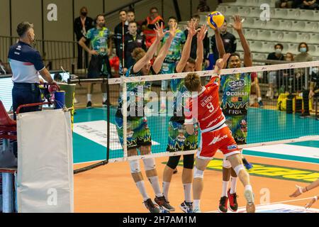 Ravenne, Italie.21 novembre 2021.Luca Ulrich (Ravenna) contre Kamil Rychlicki, Stefano Mengozzi e Wilfredo Leon (Pérouse) pendant Consar Ravenna vs Sir Safety Conad Perugia, Volleyball Italien Serie A Men SuperLeague Championship Championship à Ravenna, Italie, novembre 21 2021 crédit: Independent photo Agency/Alay Live News Banque D'Images