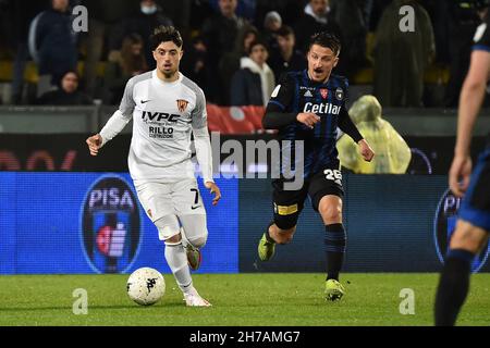 Pise, Italie.21 novembre 2021.Salvatore Elia (Benevento) gêné par Gaetano Masucci (Pise) pendant l'AC Pise vs Benevento Calcio, Ligue italienne de championnat de football BKT à Pise, Italie, novembre 21 2021 crédit: Agence de photo indépendante / Alay Live News Banque D'Images