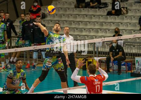 Ravenne, Italie.21 novembre 2021.Stefano Mengozzi attaque pendant Consar Ravenna vs Sir Safety Conad Perugia, Volleyball Italien Serie A Men SuperLeague Championship à Ravenna, Italie, novembre 21 2021 crédit: Independent photo Agency/Alay Live News Banque D'Images