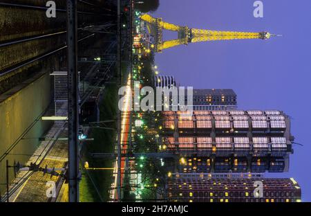 FRANCE.PARIS (75) 15F AR.LA TOUR EIFFEL ET LES TOURS LE LONG DE LA SEINE, VUE DEPUIS LA STATION DE RER I¾- NUIT ÉCLAIRANT PAR PIERRE BIDEAU ( Banque D'Images