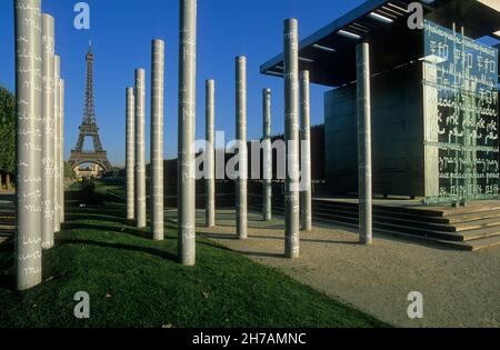 FRANCE.PARIS (75) 7E AR.LE MUR DE LA PAIX AU CHAMP DE MARS ET LA TOUR EIFFEL EN ARRIERE-PLAN Banque D'Images