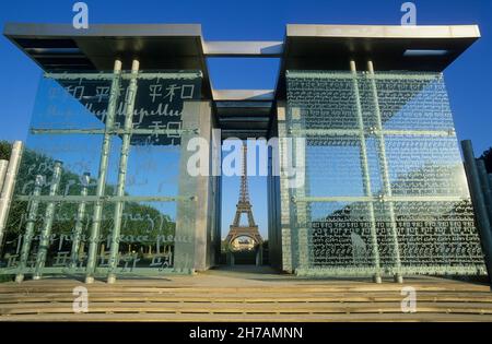 FRANCE.PARIS (75) 7E AR.LE MUR DE LA PAIX AU CHAMP DE MARS ET LA TOUR EIFFEL EN ARRIERE-PLAN Banque D'Images