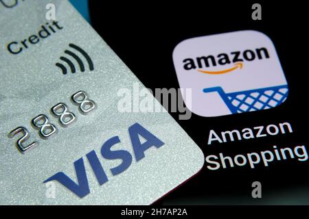 CARTE DE CRÉDIT VISA placée sur le dessus du smartphone avec l'application Amazon Shopping.Concept.Stafford, Royaume-Uni, 21 novembre 2021. Banque D'Images