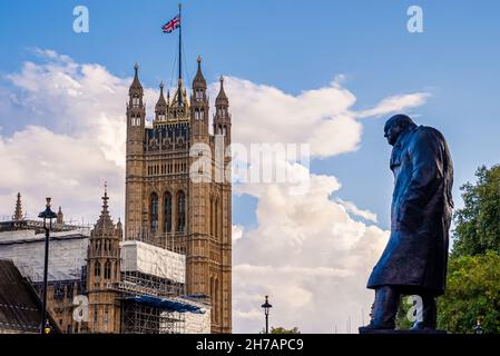 Statue de Sir Winston Churchill face à la Maison du Parlement à Londres. Banque D'Images