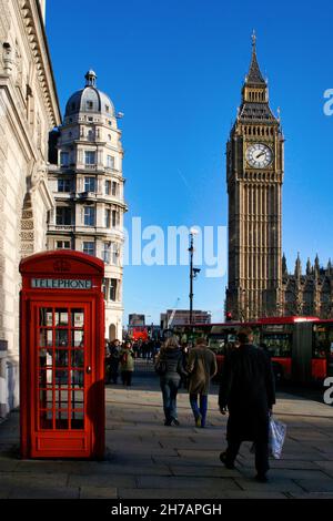 Londres, Royaume-Uni - janvier 20 2007 : stand téléphonique traditionnel rouge britannique devant Big Ben. Banque D'Images