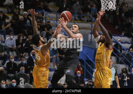 Cremona, Italie.21 novembre 2021.Andrea Pecchia (Vanoli Cremona) dans entrata durante Vanoli Panier Cremona vs Carpegna Prosciutto Pesaro, Campionato di basket série A à Cremona, Italia, 21 novembre 2021 crédit: Independent photo Agency/Alay Live News Banque D'Images