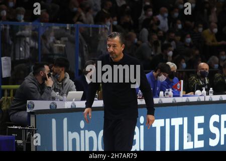 Cremona, Italie.21 novembre 2021.Luca Banchi (Carpegna Prosciutto Pesaro) durable Vanoli Panier Cremona vs Carpegna Prosciutto Pesaro, Campionato di basket série A in Cremona, Italia, 21 novembre 2021 crédit: Independent photo Agency/Alay Live News Banque D'Images