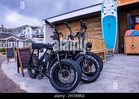 Quelques vélos Synch garés prêts à être utilisés dans une rue en Angleterre. Banque D'Images