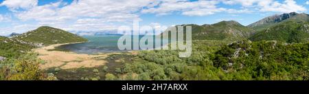 Vue sur le lac de Skadar, les collines verdoyantes et les montagnes Banque D'Images