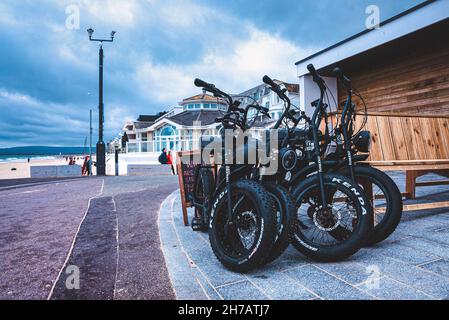 Quelques vélos Synch garés prêts à être utilisés dans une rue en Angleterre. Banque D'Images