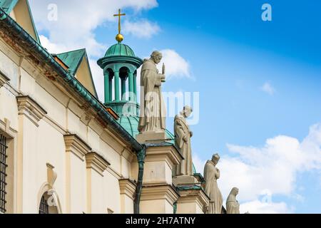 Gniezno, Pologne - 09 août 2021.La basilique de la cathédrale Primatiale de l'Assomption de la Sainte Vierge Marie et du Sanctuaire de Saint Adalbert - plus d'informations Banque D'Images