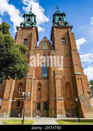 Gniezno, Pologne - 09 août 2021.La basilique de la cathédrale primatiale de l'Assomption de la Sainte Vierge Marie et du sanctuaire de Saint-Adalbert Banque D'Images