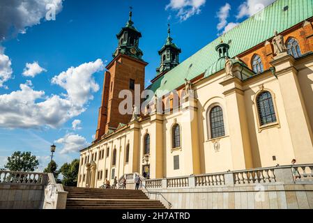 Gniezno, Pologne - 09 août 2021.La basilique de la cathédrale primatiale de l'Assomption de la Sainte Vierge Marie et du sanctuaire de Saint-Adalbert Banque D'Images