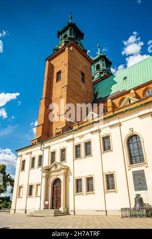 Gniezno, Pologne - 09 août 2021.La basilique de la cathédrale primatiale de l'Assomption de la Sainte Vierge Marie et du sanctuaire de Saint-Adalbert Banque D'Images