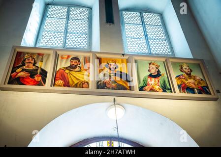 Gniezno, Pologne - 09 août 2021.La basilique de la cathédrale Primatiale de l'Assomption de la Sainte Vierge Marie et du Sanctuaire de Saint Adalbert - intérieur Banque D'Images