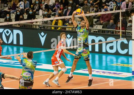 Ravenne, Italie.21 novembre 2021.Dragan Travica (Pérouse) pendant Consar Ravenna vs Sir Safety Conad Pérouse, Volleyball Italien Serie A Men SuperLeague Championship Championship à Ravenna, Italie, novembre 21 2021 crédit: Independent photo Agency/Alay Live News Banque D'Images