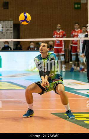 Ravenne, Italie.21 novembre 2021.Simone Giannelli (Pérouse) bagher pendant Consar Ravenna vs Sir Safety Conad Pérouse, Volleyball Italien Serie A Men SuperLeague Championship Championship à Ravenna, Italie, novembre 21 2021 crédit: Independent photo Agency/Alay Live News Banque D'Images