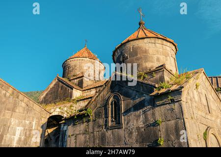 Dômes majestueux d'un complexe de monastère Haghpat dans la région de Lori en Arménie.Il a été construit autour du Xe siècle Banque D'Images