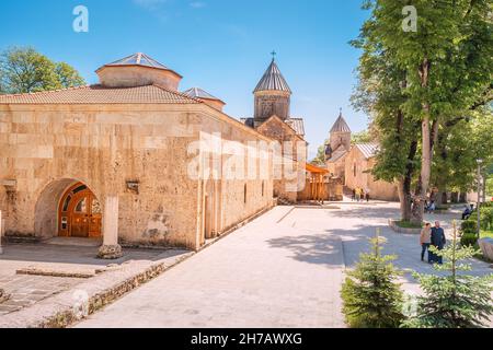 21 mai 2021, Dilijan, Arménie : le monastère de Haghartsin restauré - exemple classique de l'architecture arménienne avec des visiteurs à pied et pasteur Banque D'Images