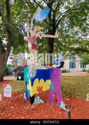 Dancing through Life by Schomer Lichtner, l'un des nombreux objets d'art de la rue le long de Riverwalk dans le centre-ville de Milwaukee, WI.Cette sculpture en acier représente une ballerine qui s'agenouille à l'arrière d'une vache, tout en donnant un coup de pied dans l'air. Banque D'Images