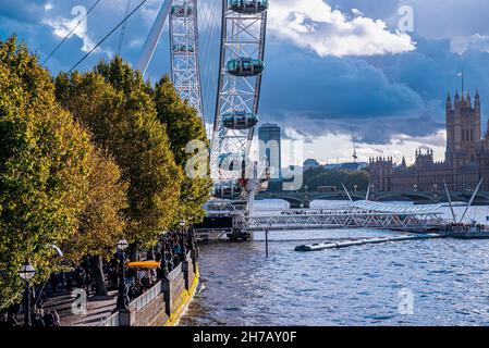 Vue sur le London Eye au coucher du soleil.London Eye Banque D'Images