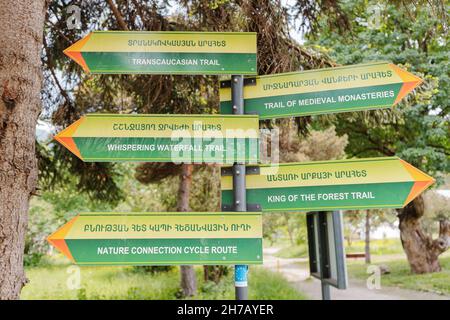 21 mai 2021, Dilijan, Arménie : un pointeur vers diverses attractions en anglais et en arménien pour la randonnée dans le parc naturel de Dilijan Banque D'Images