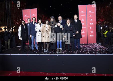 Olivia Polsky, Anne Hidalgo, Emmanuel Gregoire, Marc-Antoine Jamet, Jeanne d'Hauteserre et Clara Luciani ont assisté au lancement des illuminations de Noël sur l'avenue des champs-Elysées à Paris, France, le 21 novembre 2021.Photo d'Aurore Marechal/ABACAPRESS.COM Banque D'Images