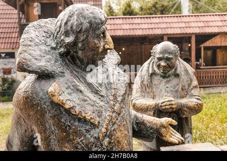 21 mai 2021, Dilijan, Arménie: Sculpture aux acteurs du film Mimino à côté d'une source d'eau minérale médicinale comme symbole de la ville de la station Banque D'Images