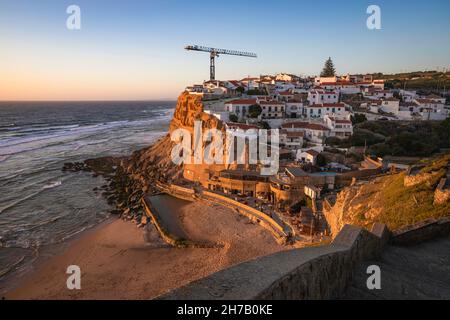Vue sur Azenhas do Mar, une petite ville le long de l'océan Atlantique et de la côte portugaise au coucher du soleil, Portugal.