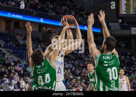 Madrid, Madrid, Espagne.21 novembre 2021.Pepe Pozas (L), Tristan Vukcevic (C) et Pablo AlmazÃn (R) lors de la victoire du Real Madrid sur Coosur Real Betis (71 - 48) en Liga Endesa saison régulière (jour 11) célébrée à Madrid (Espagne) au Centre Wizink.21 novembre 2021.(Credit image: © Juan Carlos García Mate/Pacific Press via ZUMA Press Wire) Banque D'Images