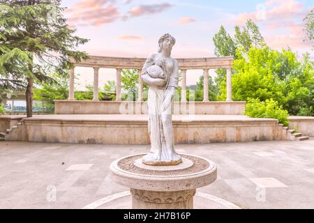 21 mai 2021, Dilijan, Arménie: Curiosités de Dilijan - statue d'une déesse grecque avec une carafe et une colonnade antique classique en amphithéâtre Banque D'Images