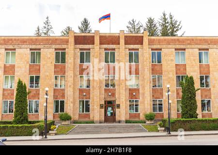 21 mai 2021, Dilijan, Arménie: Bâtiment abritant le siège de la direction et l'hôtel de ville de Dilijan avec drapeau arménien sur le toit Banque D'Images